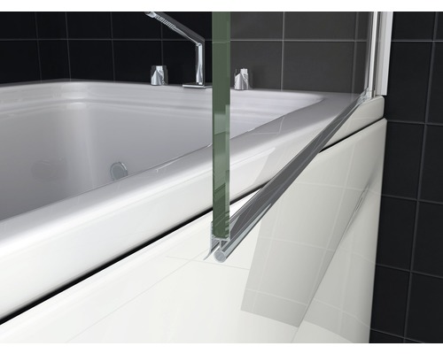 Badkuip met douchewand voor badkamer.