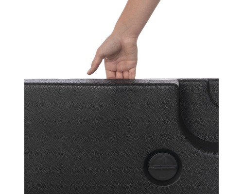 Detailopname van een hand die een kunststof parasolvoet draagt