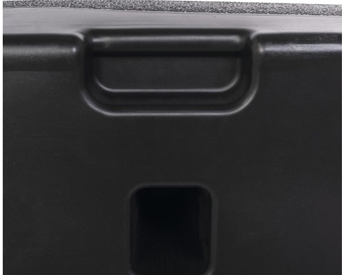 Detail van een zwarte kunststof box met handvat en opening.
