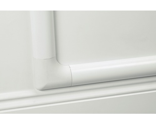 Hoekdetail van een witte verwarmingsbuis