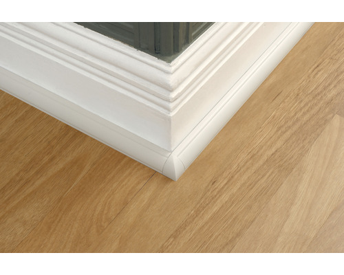 Houten plint tegen een muur, naast een houten vloer