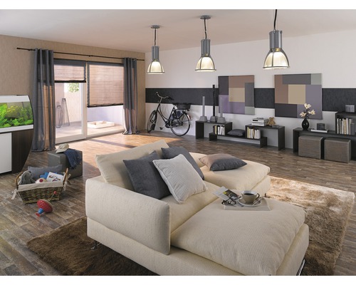 Woonkamer met bank, raam, rolgordijnen, gordijnen en verlichting