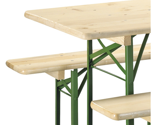 Detail van een biertafel met groene metalen poten en een houten tafelblad en banken