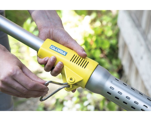 Gloria logo op een onkruidbrander met hand bij het ontstekingsmechanisme