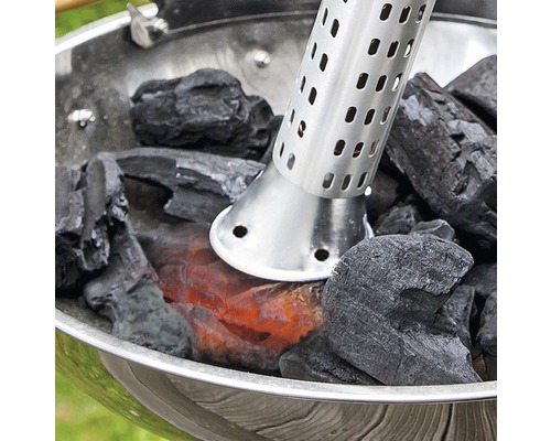 Barbecue aansteker met gloeiende houtskoolbriketten in een houtskoolbarbecue