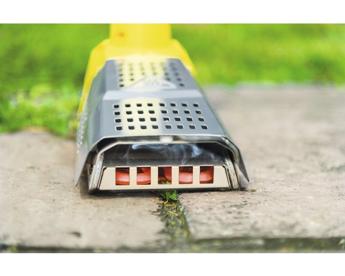 Onkruidverdelger met hitte op straatstenen