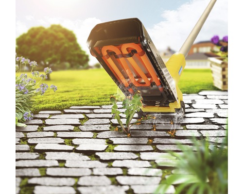 Onkruidverdelger in actie op een stenen terras in de tuin.