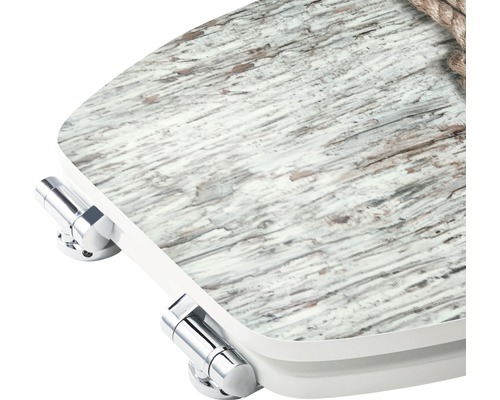 Toiletbril met houtstructuur en chromen beslag