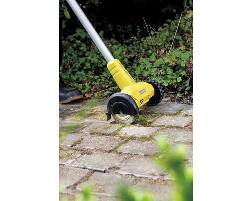 Gloria elektrische voegenborstel in gebruik op straatstenen