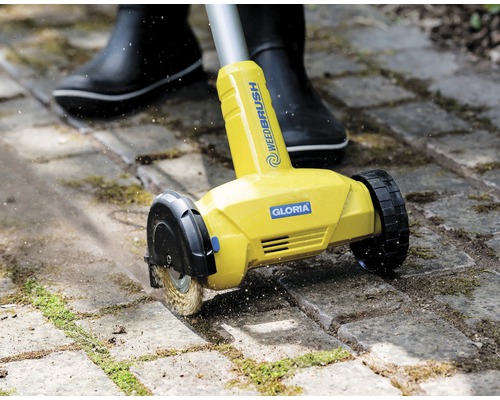 Gloria Weedbrush voegenborstel in gebruik op straatstenen