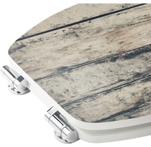 Toiletdeksel met houtlook en chromen beslag