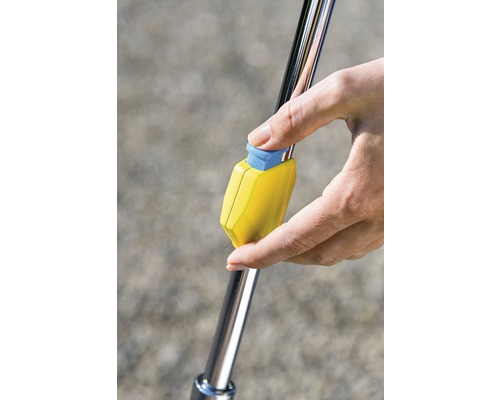 Hand drukt op knop op een telescopische steel