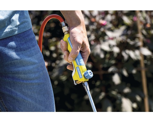 Een persoon houdt een Gloria onkruidverdelger in zijn hand.