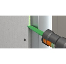 Aanbrengen van afdichtmiddel tussen muur en frame met een kitpistool
