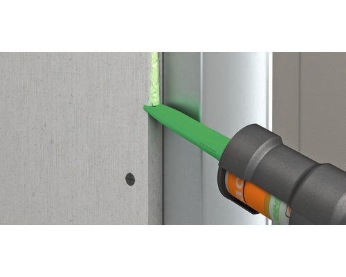 Aanbrengen van afdichtmiddel tussen muur en frame met een kitpistool