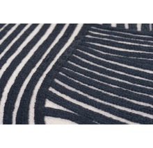 Close-up van een tapijt met grafisch streepmotief