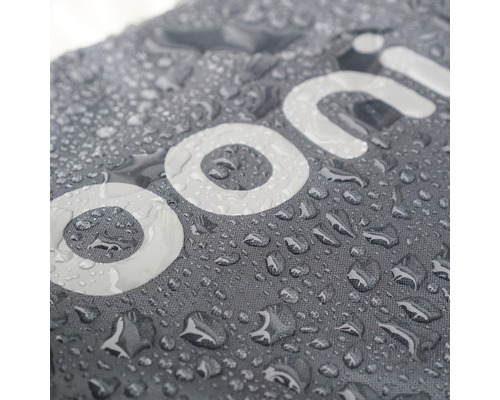Close-up van waterafstotend materiaal met belettering en waterdruppels