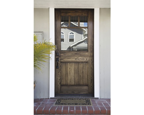 Houten deur met glazen paneel en handgreep