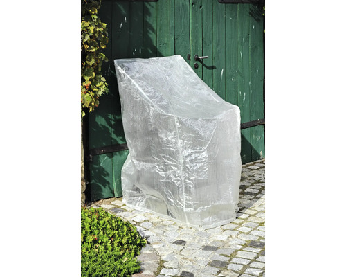 Stoel met transparante beschermhoes voor een groene deur