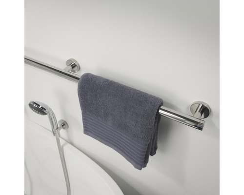 Stalen handdoekhouder met handdoek in de badkamer.