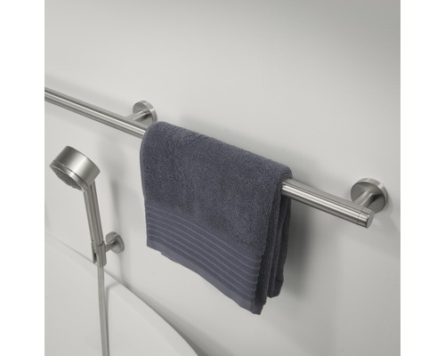 Handdoek op handdoekhouder in badkamer