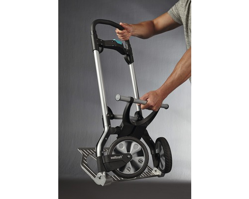 Wolfcraft transportwagen ingeklapt met persoon die hem vasthoudt