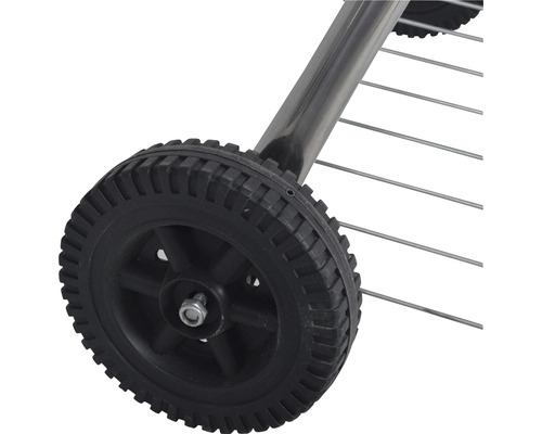 Detail van een transportwagen met zwart kunststof wiel en metalen frame