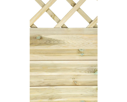 Houten schutting met ruitpatroon