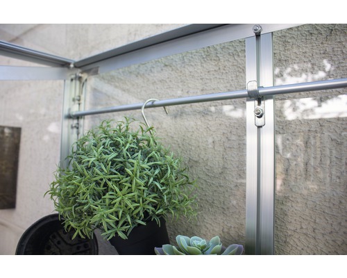 Detailopname van een kas met planten aan een hangconstructie