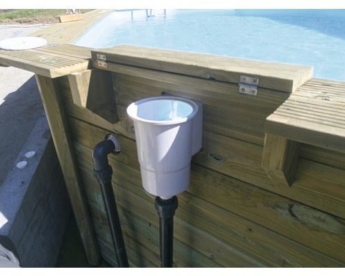 Skimmer op houten zwembad voor waterreiniging