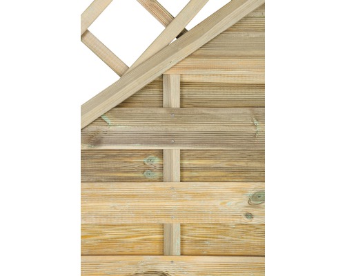 Detail van een houten schutting met latten en klimrooster