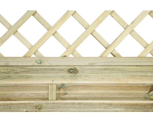 Detailopname van een houten schutting met latwerk