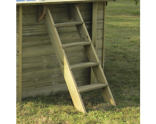 Houten ladder tegen een speelhuis