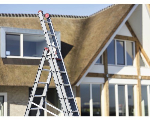 Aluminium multifunctionele ladder voor een huis met een rieten dak