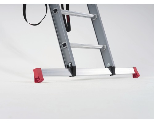 Detailopname van een aluminium ladder met veiligheidsvoet