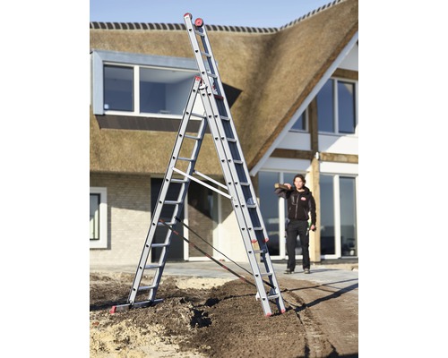 Aluminium multifunctionele ladder voor een huis met rieten dak