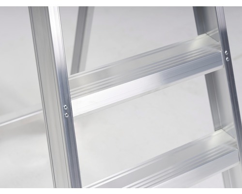 Detailopname van een aluminium ladder met treden.