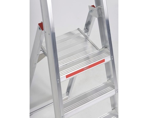 Detailopname van een aluminium trap met treden