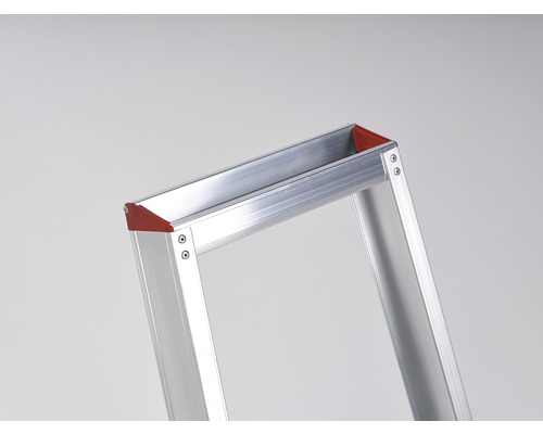 Detailopname van een aluminium ladder met rode hoekbescherming