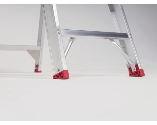 Detailopname van een aluminium ladder met antislipvoeten.