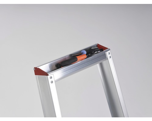 Detailopname van een ladder met opbergbak voor gereedschap