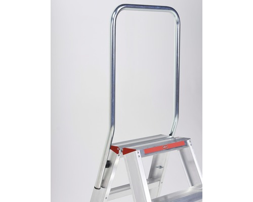 Detailopname van een aluminium ladder met beugel