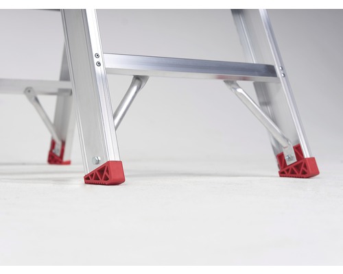 Detailopname van een aluminium ladder met rode voet