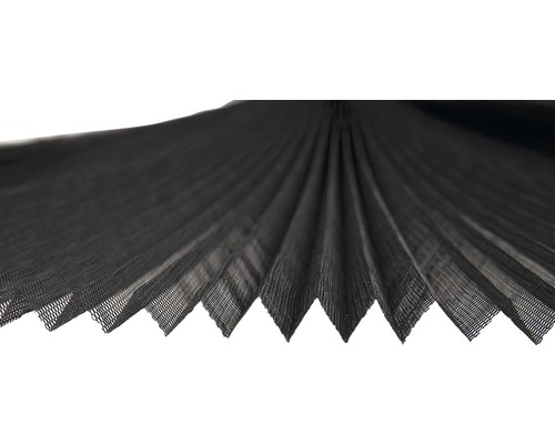 Close-up van een zwart plisségordijn voor ramen