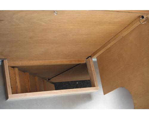 Detailweergave van een houten kast met open klep en inkijk in het interieur