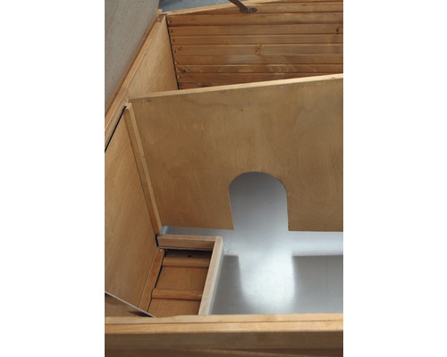 Binnenaanzicht van een houten kist met plank en trap