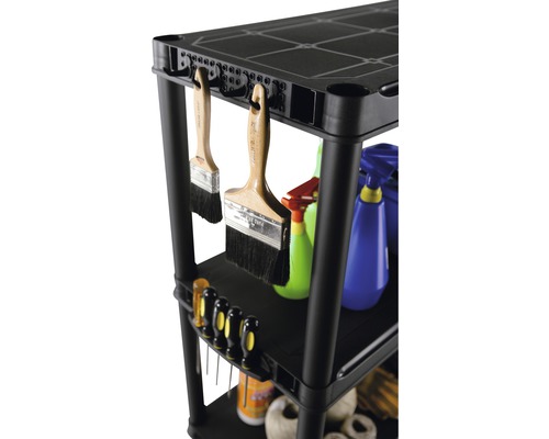 Detail van een zwarte gereedschapswagen met gereedschap en schoonmaakflessen