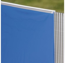 Detail van een privacyscherm met aluminium profiel en strepen