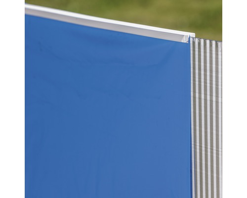 Detail van een privacyscherm met aluminium profiel en strepen