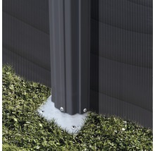 Detailweergave van een tuinhuispaalbevestiging op gazon